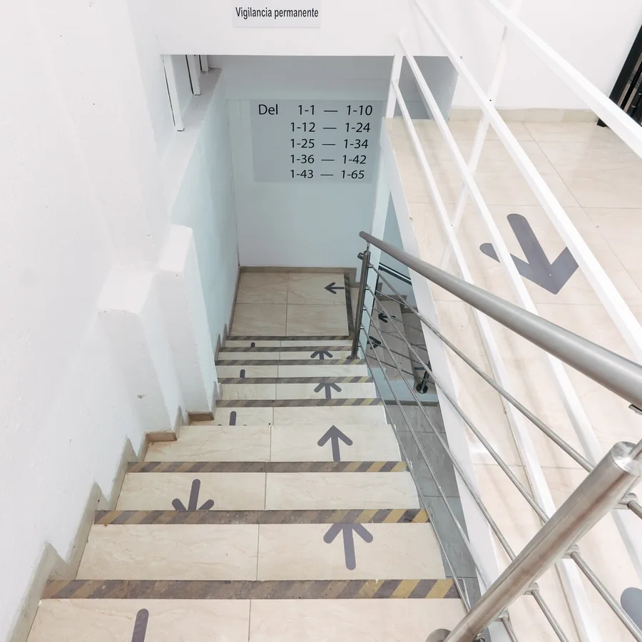 Escaleras señalizadas de acceso a los trasteros de Carabanchel
