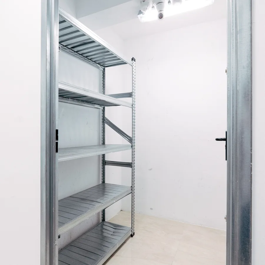 Interior de un trastero vacío con estantería en Carabanchel