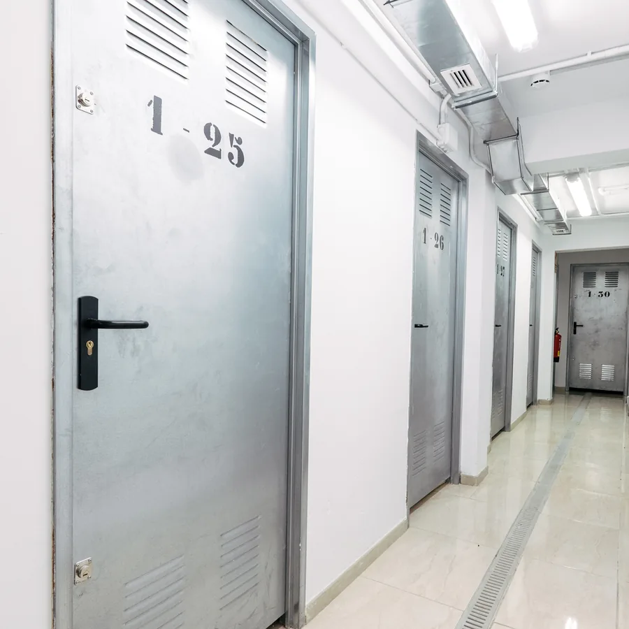 Puerta numerada de un trastero en Carabanchel