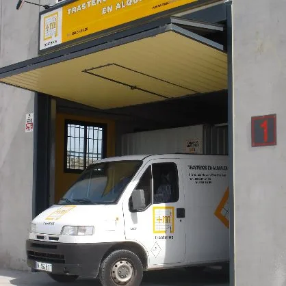 Zona de carga de la sede de Colmenar Viejo