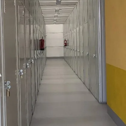 Pasillo interior con puertas y candados en Colmenar Viejo