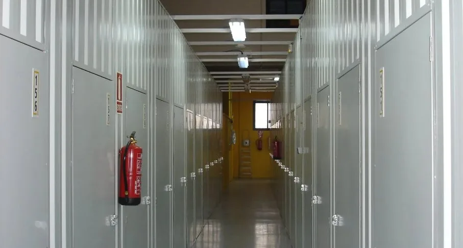 Pasillo interior con puertas individuales en la sede de Colmenar Viejo