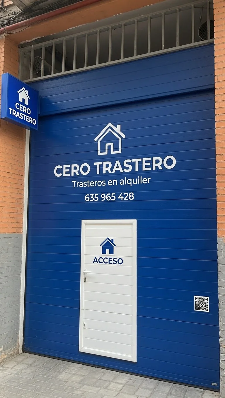 Parte superior de la fachada de Cero Trastero en Calle de Alejandro Morán 62